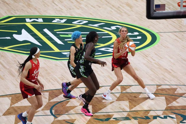 July 28, 2026, Seattle, Washington, USA: Indiana Fever guard LEXIE HULL (10) controls the ball in the second quarter of the WNBA, Basketball Damen, USA match between the Seattle Storm and Indiana Fever at Climate Pledge Arena in Seattle. WNBA 2026: Indiana 105:95 Seattle  - ZUMAd218 20260728_zsp_d218_027 Copyright: xRichardxDizonx