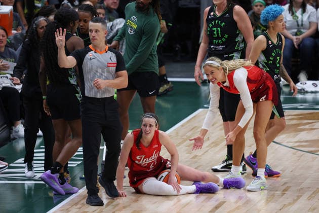 July 28, 2026, Seattle, Washington, USA: Indiana Fever guard CAITLIN CLARK (22) falls to the court in the fourth quarter of the WNBA, Basketball Damen, USA match between the Seattle Storm and Indiana Fever at Climate Pledge Arena in Seattle. WNBA 2026: Indiana 105:95 Seattle  - ZUMAd218 20260728_zsp_d218_037 Copyright: xRichardxDizonx
