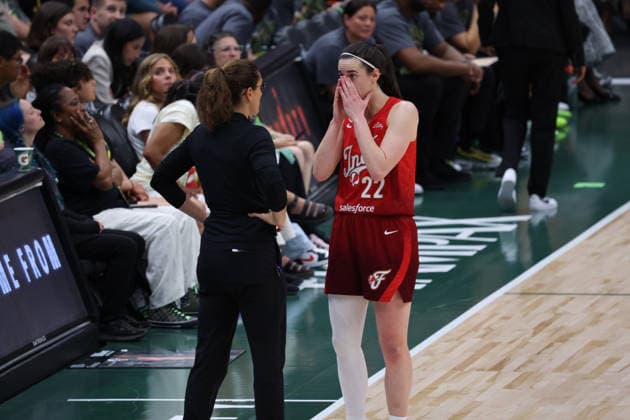 July 28, 2026, Seattle, Washington, USA: Indiana Fever guard CAITLIN CLARK (22) speaks to head coach STEPHANIE WHITE in the fourth quarter of the WNBA, Basketball Damen, USA match between the Seattle Storm and Indiana Fever at Climate Pledge Arena in Seattle. WNBA 2026: Indiana 105:95 Seattle  - ZUMAd218 20260728_zsp_d218_039 Copyright: xRichardxDizonx