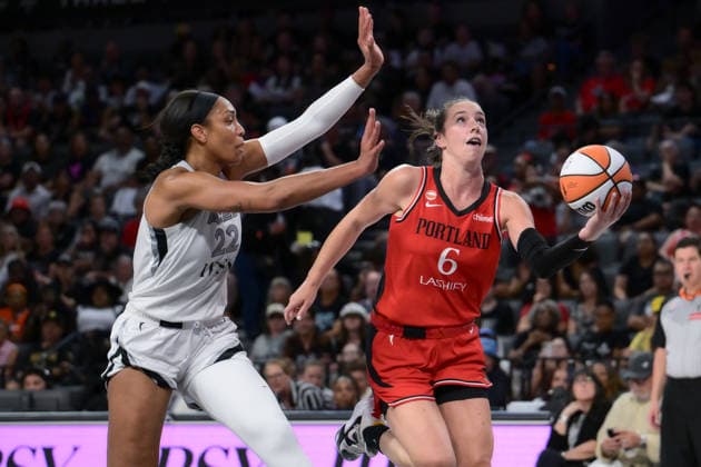Basketball, Frauen, WNBA, Las Vegas Aces - Portland Fire July 28, 2026, Las Vegas, Nevada, USA: B.CARLETON 6 of Portland Fire (R) drive the ball during WNBA, Basketball Damen, USA Regular Season at the Michelob Ultra Arena in Las Vegas. WNBA 2026: Las Vegas Aces Defeats Portland Fire 98-83  - ZUMAo117 20260728_zsp_o117_011 Copyright: xMikaelxOnax