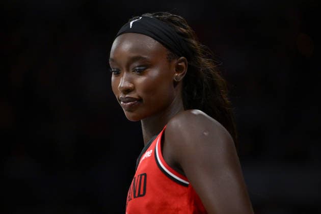 Basketball, Frauen, WNBA, Las Vegas Aces - Portland Fire July 28, 2026, Las Vegas, Nevada, USA: E.PUOCH 13 inbound the ball during WNBA, Basketball Damen, USA Regular Season at the Michelob Ultra Arena in Las Vegas. WNBA 2026: Las Vegas Aces Defeats Portland Fire 98-83  - ZUMAo117 20260728_zsp_o117_013 Copyright: xMikaelxOnax