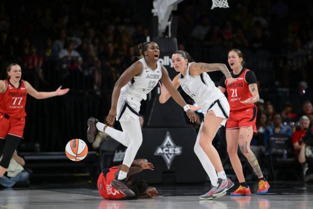 Basketball, Frauen, WNBA, Las Vegas Aces - Portland Fire July 28, 2026, Las Vegas, Nevada, USA: C.GRAY 12 of Las Vegas Aces (L) reacted after ankle collision during WNBA, Basketball Damen, USA Regular Season at the Michelob Ultra Arena in Las Vegas. WNBA 2026: Las Vegas Aces Defeats Portland Fire 98-83  - ZUMAo117 20260728_zsp_o117_020 Copyright: xMikaelxOnax