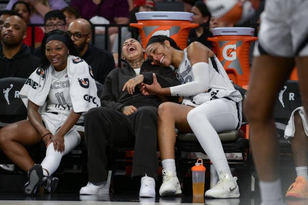 Basketball, Frauen, WNBA, Las Vegas Aces - Portland Fire July 28, 2026, Las Vegas, Nevada, USA: (L-R) D.EVANS 11, L.SMITH and AJA WILSON 22 on the bench laughing and enjoying the game during WNBA, Basketball Damen, USA Regular Season at the Michelob Ultra Arena in Las Vegas. WNBA 2026: Las Vegas Aces Defeats Portland Fire 98-83  - ZUMAo117 20260728_zsp_o117_027 Copyright: xMikaelxOnax