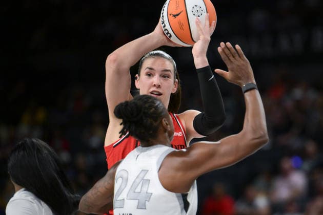 Basketball, Frauen, WNBA, Las Vegas Aces - Portland Fire July 28, 2026, Las Vegas, Nevada, USA: B.CARLETON 6 (C) holding the ball during WNBA, Basketball Damen, USA Regular Season at the Michelob Ultra Arena in Las Vegas. WNBA 2026: Las Vegas Aces Defeats Portland Fire 98-83  - ZUMAo117 20260728_zsp_o117_029 Copyright: xMikaelxOnax