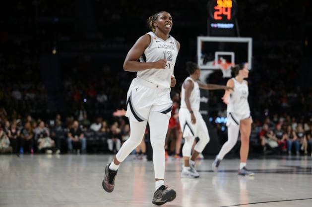 Basketball, Frauen, WNBA, Las Vegas Aces - Portland Fire July 28, 2026, Las Vegas, Nevada, USA: C.GRAY 12 of Las Vegas Aces (L) reacted after ankle collision during WNBA, Basketball Damen, USA Regular Season at the Michelob Ultra Arena in Las Vegas. WNBA 2026: Las Vegas Aces Defeats Portland Fire 98-83  - ZUMAo117 20260728_zsp_o117_031 Copyright: xMikaelxOnax