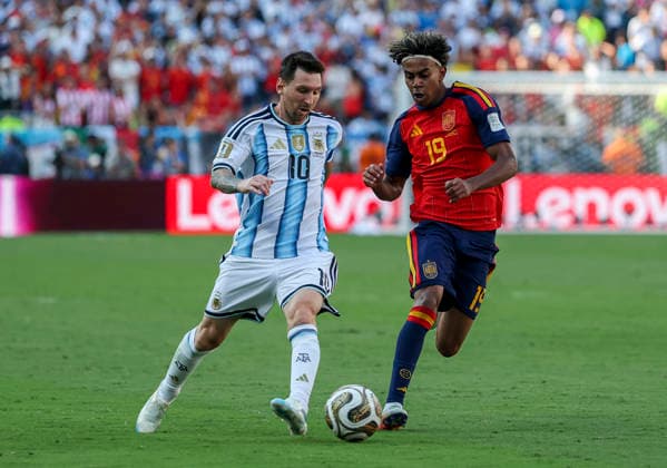 260720 -- NEW JERSEY, July 20, 2026 -- Lamine Yamal R of Spain vies with Lionel Messi of Argentina during the final match between Spain and Argentina at the 2026 FIFA World Cup, WM, Weltmeisterschaft, Fussball at the New York New Jersey Stadium, the United States, July 19, 2026. SPU.S.-NEW JERSEY-FOOTBALL-FIFA WORLD CUP-FINAL-ESP VS ARG LixMing  (SP)U.S.-NEW JERSEY-FOOTBALL-FIFA WORLD CUP-FINAL-ESP VS ARG IMAGO LixMing  imago images 0862169572