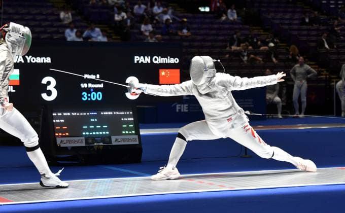 Fechten, WM in Hongkong (260729) -- HONG KONG, July 29, 2026 -- Pan Qimiao (R) of China competes with Yoana Ilieva of Bulgaria during the team women s sabre round of 16 match between China and Bulgaria at the 2026 Fencing World Championships in Hong Kong, south China, July 29, 2026. ) (SP)CHINA-HONG KONG-FENCING-WORLD CHAMPIONSHIPS-WOMEN S SABRE TEAM (CN) LoxPingxFai 