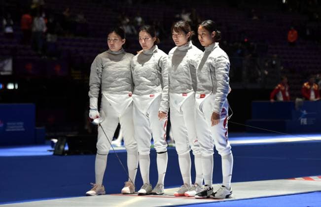 Fechten, WM in Hongkong (260729) -- HONG KONG, July 29, 2026 -- (from L to R) Pan Qimiao, Zhang Xinyi, Wei Jiayi and Rao Xueyi of China pose ahead of the team women s sabre round of 16 match between China and Bulgaria at the 2026 Fencing World Championships in Hong Kong, south China, July 29, 2026. ) (SP)CHINA-HONG KONG-FENCING-WORLD CHAMPIONSHIPS-WOMEN S SABRE TEAM (CN) LoxPingxFai 