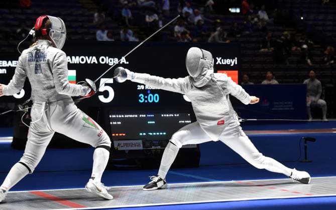 Fechten, WM in Hongkong (260729) -- HONG KONG, July 29, 2026 -- Rao Xueyi (R) of China competes with Olga A. Hramova of Bulgaria during the team women s sabre round of 16 match between China and Bulgaria at the 2026 Fencing World Championships in Hong Kong, south China, July 29, 2026. ) (SP)CHINA-HONG KONG-FENCING-WORLD CHAMPIONSHIPS-WOMEN S SABRE TEAM (CN) LoxPingxFai 