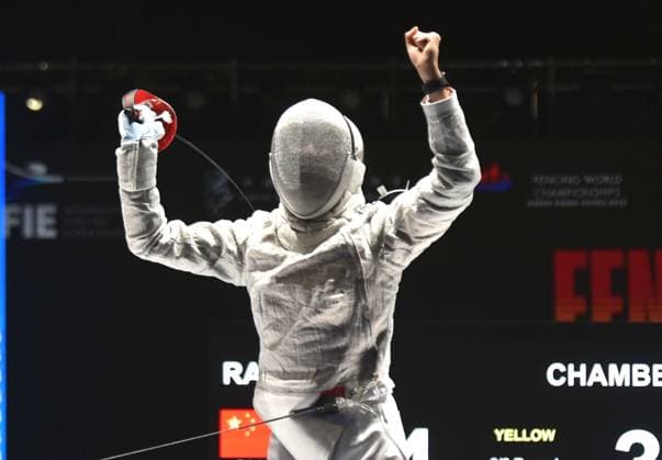 Fechten, WM in Hongkong #2 (260729) -- HONG KONG, July 29, 2026 -- Rao Xueyi of China celebrates during the team women s sabre semifinal match between China and the United States at the 2026 Fencing World Championships in Hong Kong, south China, July 29, 2026. ) (SP)CHINA-HONG KONG-FENCING-WORLD CHAMPIONSHIPS-WOMEN S SABRE TEAM (CN) LoxPingxFai 