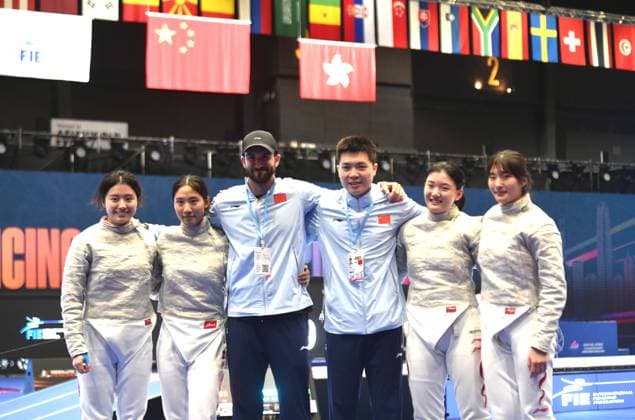 Fechten, WM in Hongkong #2 (260729) -- HONG KONG, July 29, 2026 -- Fencers and coaches of China pose after the team women s sabre semifinal match between China and the United States at the 2026 Fencing World Championships in Hong Kong, south China, July 29, 2026. ) (SP)CHINA-HONG KONG-FENCING-WORLD CHAMPIONSHIPS-WOMEN S SABRE TEAM (CN) LoxPingxFai 