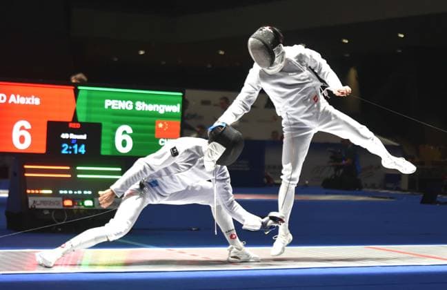 Fechten, WM in Hongkong #2 (260729) -- HONG KONG, July 29, 2026 -- Peng Shengwei (R) of China competes with Alexis Bayard of Switzerland during the team men s epee round of 16 match between China and Switzerland at the 2026 Fencing World Championships in Hong Kong, south China, July 29, 2026. ) (SP)CHINA-HONG KONG-FENCING-WORLD CHAMPIONSHIPS-MEN S EPEE TEAM (CN) LoxPingxFai 