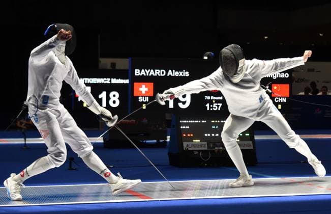 Fechten, WM in Hongkong #2 (260729) -- HONG KONG, July 29, 2026 -- Lan Minghao (R) of China competes with Alexis Bayard of Switzerland during the team men s epee round of 16 match between China and Switzerland at the 2026 Fencing World Championships in Hong Kong, south China, July 29, 2026. ) (SP)CHINA-HONG KONG-FENCING-WORLD CHAMPIONSHIPS-MEN S EPEE TEAM (CN) LoxPingxFai 
