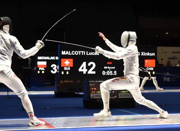 Fechten, WM in Hongkong #2 (260729) -- HONG KONG, July 29, 2026 -- Zhang Xinkun (R) of China competes with Lucas Malcotti of Switzerland during the team men s epee round of 16 match between China and Switzerland at the 2026 Fencing World Championships in Hong Kong, south China, July 29, 2026. ) (SP)CHINA-HONG KONG-FENCING-WORLD CHAMPIONSHIPS-MEN S EPEE TEAM (CN) LoxPingxFai 
