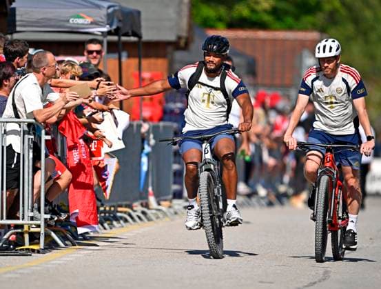 29.07.2026, Fussball Bundesliga 2026 2027, Trainingslager FC Bayern München in Rottach-Egern am Tegernsee (Bayern). Trainer Vincent Kompany (FC Bayern München) kommt mit dem Fahrrad *** July 29, 2026, 2026–2027 Bundesliga, FC Bayern Munich training camp in Rottach-Egern on Lake Tegernsee, Bayern coach Vincent Kompany, FC Bayern Munich arrives by bike