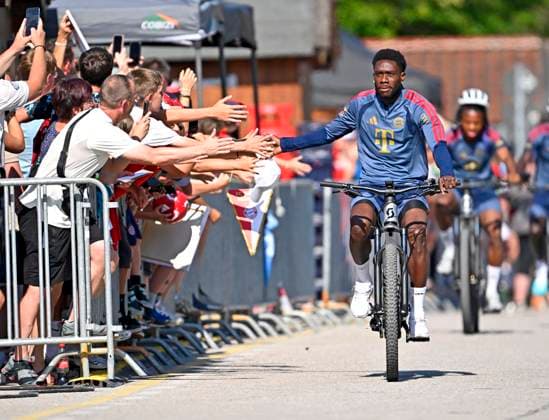 29.07.2026, Fussball Bundesliga 2026 2027, Trainingslager FC Bayern München in Rottach-Egern am Tegernsee (Bayern). Alphonso Davies (FC Bayern München) auf dem Fahrrad *** July 29, 2026, 2026–2027 Bundesliga, FC Bayern Munich training camp in Rottach-Egern on Lake Tegernsee, Bavaria; Alphonso Davies of FC Bayern Munich on a bicycle