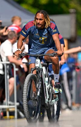 29.07.2026, Fussball Bundesliga 2026 2027, Trainingslager FC Bayern München in Rottach-Egern am Tegernsee (Bayern). Sacha Boey (FC Bayern München) auf dem Fahrrad *** July 29, 2026, 2026–2027 Bundesliga, FC Bayern Munich training camp in Rottach-Egern on Lake Tegernsee, Bavaria; Sacha Boey of FC Bayern Munich on a bicycle