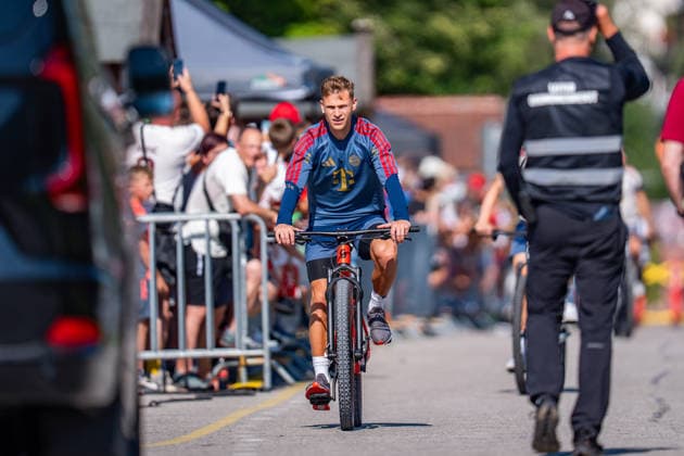 Trainingslager, FC Bayern München am 29.07.2026 in Rottach-Egern Joshua Kimmich fährt mit dem Fahrrad und Helm vor *** Training camp, FC Bayern Munich on July 29, 2026, in Rottach Egern: Joshua Kimmich arrives on a bicycle, wearing a helmet Copyright: xBahhoxKarax