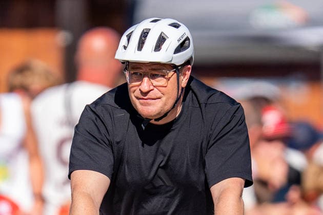 Trainingslager, FC Bayern München am 29.07.2026 in Rottach-Egern Max Eberl fährt mit dem Fahrrad und Helm vor *** Training camp, FC Bayern Munich on July 29, 2026, in Rottach Egern: Max Eberl arrives on a bicycle, wearing a helmet Copyright: xBahhoxKarax