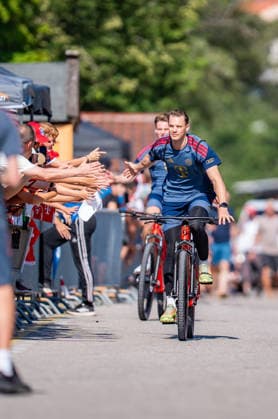 Trainingslager, FC Bayern München am 29.07.2026 in Rottach-Egern Manuel Neuer fährt mit dem Fahrrad vor *** Training camp, FC Bayern Munich on July 29, 2026, in Rottach Egern; Manuel Neuer arrives by bike Copyright: xBahhoxKarax