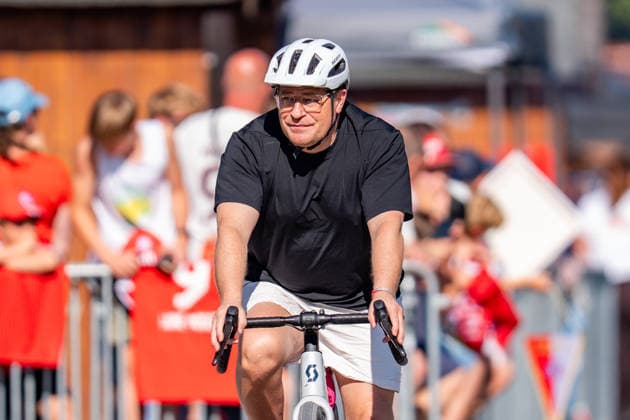 Trainingslager, FC Bayern München am 29.07.2026 in Rottach-Egern Max Eberl fährt mit dem Fahrrad und Helm vor *** Training camp, FC Bayern Munich on July 29, 2026, in Rottach Egern: Max Eberl arrives on a bicycle, wearing a helmet Copyright: xBahhoxKarax