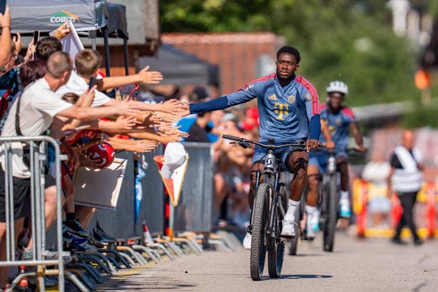 Trainingslager, FC Bayern München am 29.07.2026 in Rottach-Egern Alphonso Davies fährt mit dem Fahrrad vor *** Training camp, FC Bayern Munich on July 29, 2026, in Rottach-Egern; Alphonso Davies arrives by bike Copyright: xBahhoxKarax