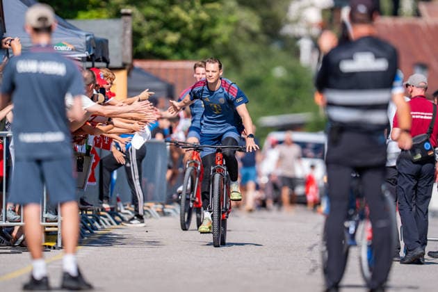Trainingslager, FC Bayern München am 29.07.2026 in Rottach-Egern Manuel Neuer fährt mit dem Fahrrad vor *** Training camp, FC Bayern Munich on July 29, 2026, in Rottach-Egern; Manuel Neuer arrives by bike Copyright: xBahhoxKarax