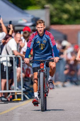 Trainingslager, FC Bayern München am 29.07.2026 in Rottach-Egern Joshua Kimmich fährt mit dem Fahrrad und Helm vor *** Training camp, FC Bayern Munich on July 29, 2026, in Rottach-Egern: Joshua Kimmich arrives on a bicycle, wearing a helmet Copyright: xBahhoxKarax