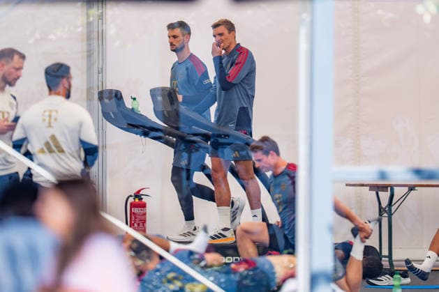 Trainingslager, FC Bayern München am 29.07.2026 in Rottach-Egern Joao Palhinha und Sven Ulreich auf dem Laufband *** Training camp, FC Bayern Munich on July 29, 2026, in Rottach-Egern: Joao Palhinha and Sven Ulreich on the treadmill Copyright: xBahhoxKarax