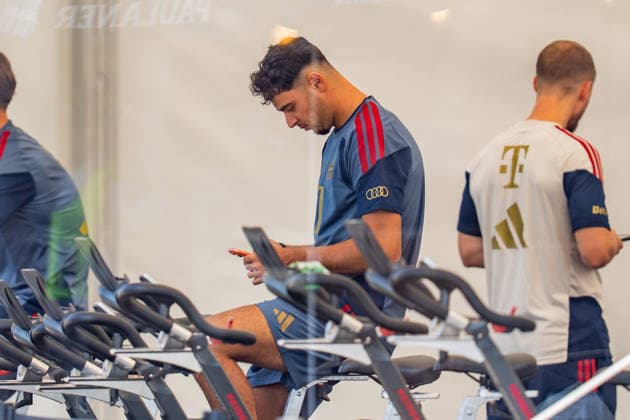 Trainingslager, FC Bayern München am 29.07.2026 in Rottach-Egern Aleksandr Pavlovic auf dem Fahrrad im Fitnessraum *** Training camp, FC Bayern Munich on July 29, 2026, in Rottach Egern: Aleksandr Pavlovic on a stationary bike in the gym Copyright: xBahhoxKarax