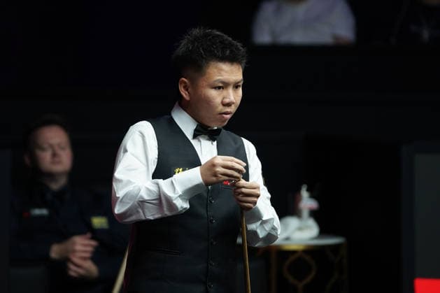 SHANGHAI, CHINA - JULY 29: Zhou Yuelong of China chalks the cue in the second round match against Shaun Murphy of England on Day 3 of the 2026 Snooker Shanghai Masters on July 29, 2026 in Shanghai, China.  Copyright: xTaixChengzhex 111657039259