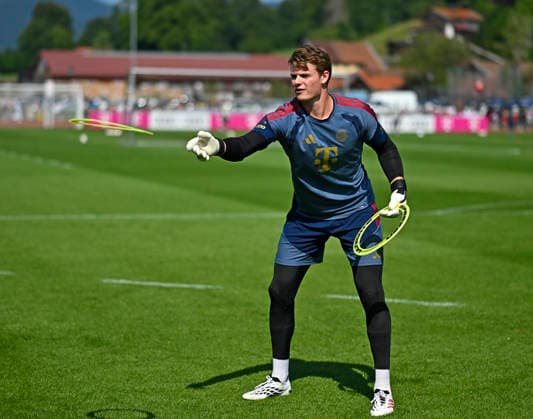 29.07.2026, Fussball Bundesliga 2026 2027, Trainingslager FC Bayern München in Rottach-Egern am Tegernsee (Bayern). Torwart Jonas Urbig (FC Bayern München) wirft Ringe *** July 29, 2026, 2026–2027 Bundesliga, FC Bayern Munich training camp in Rottach-Egern on Lake Tegernsee, Bavaria; goalkeeper Jonas Urbig of FC Bayern Munich throws rings