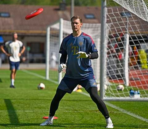 29.07.2026, Fussball Bundesliga 2026 2027, Trainingslager FC Bayern München in Rottach-Egern am Tegernsee (Bayern). Torwart Manuel Neuer (FC Bayern München) fängt eine Frisbee Wurf-Scheibe *** July 29, 2026, 2026–2027 Bundesliga, FC Bayern Munich training camp in Rottach-Egern on Lake Tegernsee, Bavaria; FC Bayern Munich goalkeeper Manuel Neuer catches a Frisbee