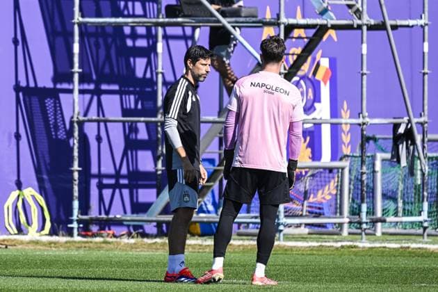 Anderlecht s head coach Vitor Bruno and Anderlecht s goalkeeper Colin Coosemans pictured during a training session of Belgian RSC Anderlecht, Wednesday 29 July in Brussels, in preparations of the second leg of the second qualifying round for the UEFA Europa League against Swedish Hammarby IF. TOM GOYVAERTS TomxGoyvaerts  x182284136x