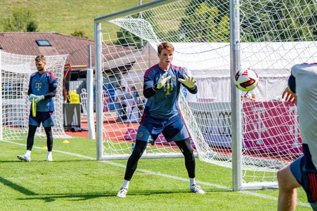 Trainingslager, FC Bayern München am 29.07.2026 in Rottach-Egern Jonas Urbig im Torwarttraining *** Training camp, FC Bayern Munich on July 29, 2026, in Rottach-Egern: Jonas Urbig during goalkeeper training Copyright: xBahhoxKarax