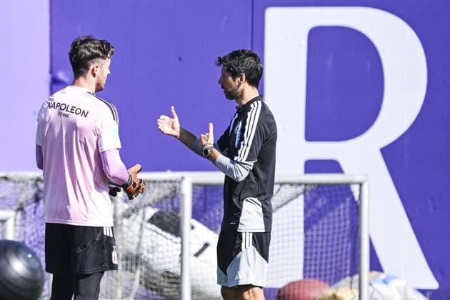 Anderlecht s goalkeeper Colin Coosemans and Anderlecht s head coach Vitor Bruno pictured during a training session of Belgian RSC Anderlecht, Wednesday 29 July in Brussels, in preparations of the second leg of the second qualifying round for the UEFA Europa League against Swedish Hammarby IF. TOM GOYVAERTS TomxGoyvaerts  x182284103x