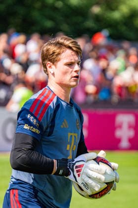 Trainingslager, FC Bayern München am 29.07.2026 in Rottach-Egern Jonas Urbig im Torwarttraining *** Training camp, FC Bayern Munich on July 29, 2026, in Rottach-Egern: Jonas Urbig during goalkeeper training Copyright: xBahhoxKarax