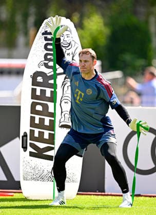 29.07.2026, Fussball Bundesliga 2026 2027, Trainingslager FC Bayern München in Rottach-Egern am Tegernsee (Bayern). Torwart Manuel Neuer (FC Bayern München) zieht die Bänder hoch. *** July 29, 2026, 2026–2027 Bundesliga, FC Bayern Munich training camp in Rottach-Egern on Lake Tegernsee, Bavaria; goalkeeper Manuel Neuer of FC Bayern Munich pulls up his socks