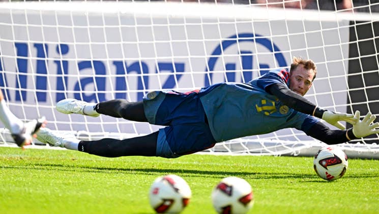 29.07.2026, Fussball Bundesliga 2026 2027, Trainingslager FC Bayern München in Rottach-Egern am Tegernsee (Bayern). Torwart Manuel Neuer (FC Bayern München) hechtet dem Ball hinterher *** July 29, 2026, 2026–2027 Bundesliga, FC Bayern Munich training camp in Rottach-Egern on Lake Tegernsee, Bavaria; FC Bayern Munich goalkeeper Manuel Neuer dives for the ball