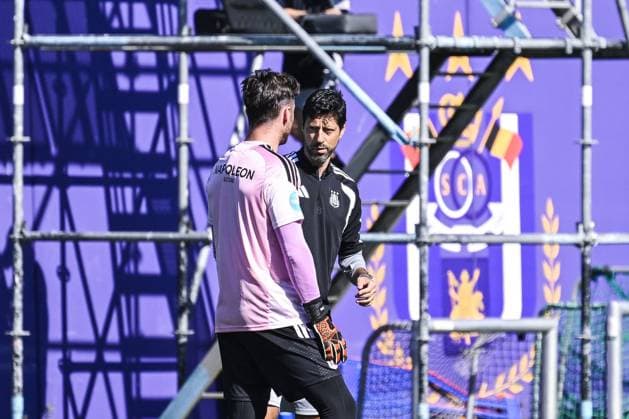 Anderlecht s head coach Vitor Bruno and Anderlecht s goalkeeper Colin Coosemans pictured during a training session of Belgian RSC Anderlecht, Wednesday 29 July in Brussels, in preparations of the second leg of the second qualifying round for the UEFA Europa League against Swedish Hammarby IF. TOM GOYVAERTS TomxGoyvaerts  x182285826x