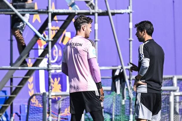 Anderlecht s head coach Vitor Bruno and Anderlecht s goalkeeper Colin Coosemans pictured during a training session of Belgian RSC Anderlecht, Wednesday 29 July in Brussels, in preparations of the second leg of the second qualifying round for the UEFA Europa League against Swedish Hammarby IF. TOM GOYVAERTS TomxGoyvaerts  x182285830x