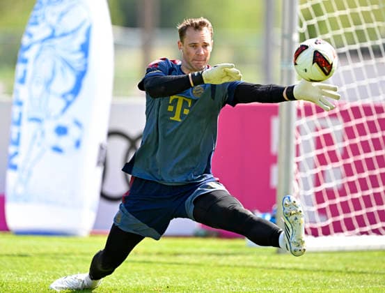 29.07.2026, Fussball Bundesliga 2026 2027, Trainingslager FC Bayern München in Rottach-Egern am Tegernsee (Bayern). Torwart Manuel Neuer (FC Bayern München) am Ball. *** July 29, 2026, 2026–2027 Bundesliga, FC Bayern Munich training camp in Rottach-Egern on Lake Tegernsee, Bavaria; FC Bayern Munich goalkeeper Manuel Neuer in action