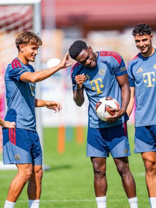 Trainingslager, FC Bayern München am 29.07.2026 in Rottach-Egern Aleksandr Pavlovic und Alphonso Davies zufrieden lachend glücklich Joshua Kimmich Tom Bischof *** Training camp, FC Bayern Munich on July 29, 2026, in Rottach-Egern: Aleksandr Pavlovic and Alphonso Davies, smiling contentedly; Joshua Kimmich and Tom Bischof Copyright: xBahhoxKarax