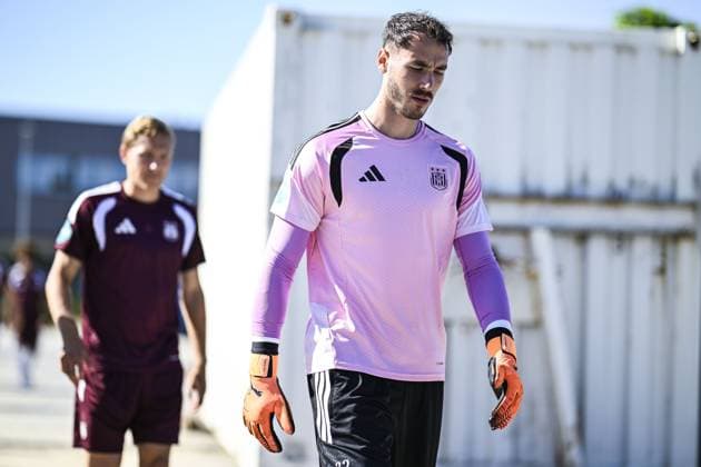 Anderlecht s goalkeeper Justin Heekeren arrives for a training session of Belgian RSC Anderlecht, Wednesday 29 July in Brussels, in preparations of the second leg of the second qualifying round for the UEFA Europa League against Swedish Hammarby IF. TOM GOYVAERTS TomxGoyvaerts  x182288018x