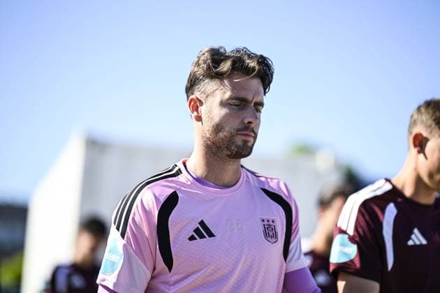 Anderlecht s goalkeeper Colin Coosemans arrives for a training session of Belgian RSC Anderlecht, Wednesday 29 July in Brussels, in preparations of the second leg of the second qualifying round for the UEFA Europa League against Swedish Hammarby IF. TOM GOYVAERTS TomxGoyvaerts  x182288039x
