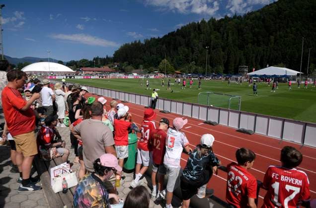 29.07.2026, Fussball Bundesliga 2026 2027, Trainingslager FC Bayern München in Rottach-Egern am Tegernsee (Bayern). zig Bayern Fans beim Training *** July 29, 2026, 2026–2027 Bundesliga, FC Bayern Munich training camp in Rottach-Egern on Lake Tegernsee, Bavaria; dozens of Bayern fans at practice