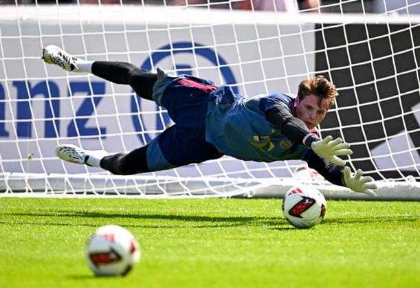 29.07.2026, Fussball Bundesliga 2026 2027, Trainingslager FC Bayern München in Rottach-Egern am Tegernsee (Bayern). Torwart Jonas Urbig (FC Bayern München) am Ball. *** July 29, 2026, 2026–2027 Bundesliga, FC Bayern Munich training camp in Rottach-Egern on Lake Tegernsee, Bavaria; goalkeeper Jonas Urbig of FC Bayern Munich in action