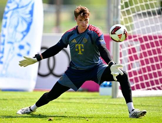 29.07.2026, Fussball Bundesliga 2026 2027, Trainingslager FC Bayern München in Rottach-Egern am Tegernsee (Bayern). Torwart Jonas Urbig (FC Bayern München) am Ball. *** July 29, 2026, 2026–2027 Bundesliga, FC Bayern Munich training camp in Rottach-Egern on Lake Tegernsee, Bavaria; goalkeeper Jonas Urbig of FC Bayern Munich in action