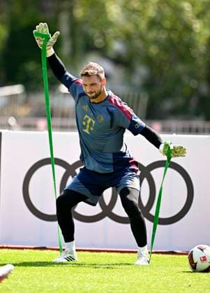 29.07.2026, Fussball Bundesliga 2026 2027, Trainingslager FC Bayern München in Rottach-Egern am Tegernsee (Bayern). Torwart Sven Ulreich (FC Bayern München) zieht die Bänder in die Höhe. *** July 29, 2026, 2026–2027 Bundesliga, FC Bayern Munich training camp in Rottach-Egern on Lake Tegernsee, Bavaria; goalkeeper Sven Ulreich of FC Bayern Munich raises the banners