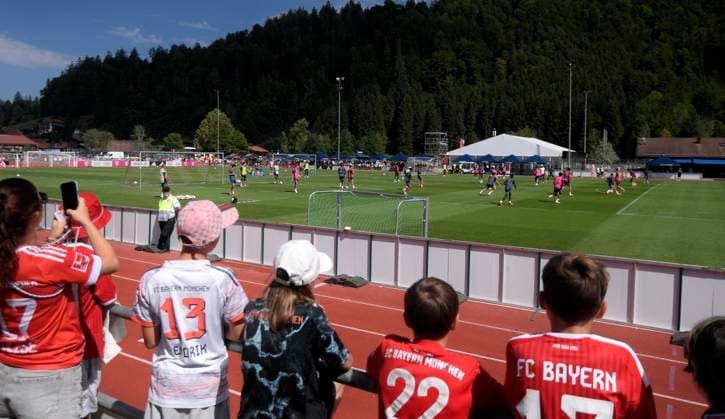29.07.2026, Fussball Bundesliga 2026 2027, Trainingslager FC Bayern München in Rottach-Egern am Tegernsee (Bayern). Die Fans machen Fotos *** July 29, 2026, 2026–2027 Bundesliga, FC Bayern Munich training camp in Rottach-Egern on Lake Tegernsee, Bavaria—Fans are taking photos